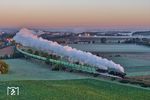 Noch vor Sonnenaufgang startete am nächsten Tag der Hackschnitzelzug DSG 55568 mit 50 4073 und 58 1111 in Nördlingen und räucherte das Wörnitztal bei Möttingen ordentlich ein. (23.09.2026) <i>Foto: Joachim Schmidt</i>