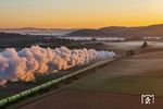 Fahrt in den Sonnenaufgang: 50 4073 und 58 1111 mit DGS 5568 bei Möttingen. (23.09.2026) <i>Foto: Joachim Schmidt</i>