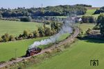 Nach einem außerplanmäßigen Bauzugeinsatz kehrt 58 1111 in Wörnitzstein aus Donauwörth zurück nach Nördlingen. Aus einem geplanten Fotozug mit Schotterwagen wurde ein echter Schotterzug, der an mehreren Streckenabschnitten für DB InfraGO Schotter verteilte.  (23.09.2026) <i>Foto: Joachim Schmidt</i>