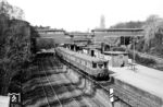 Ein ET 165 der Zuggruppe E (Staaken – Friedrichstraße – Strausberg) fährt in den S-Bahnhof Eichkamp ein. Im Frühjahr 1959 zeigte sich der Bahnhof noch in seiner Ursprungsausstattung des Jahres 1928. 1935 wurde zur besseren Anbindung des Messegeländes sowie der neu errichteten Deutschlandhalle ein zweiter Ausgang in Verlängerung der Fußgängerbrücke eröffnet. Im Mai 1936 erfolgte die Umbenennung des Haltepunkts in "Deutschlandhalle". Zum 1. Oktober 1946 erfolgte die Rückbenennung in "Eichkamp". 2002 erhielt die Station den Namen "Bahnhof Berlin Messe Süd". (04.1959) <i>Foto: Jürgen Hagemann</i>