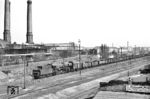 52 7223 (WLF, Baujahr 1943) vom Bw Berlin-Grunewald mit einem Güterzug auf der Ringbahn am Kraftwerk Moabit in Höhe des gegenüberliegenden S-Bahnhofs Putlitzstraße. Der Fotograf steht auf der Putlitzbrücke. (04.1959) <i>Foto: Jürgen Hagemann</i>