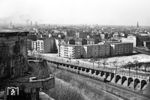 Blick aus dem Humboldthain auf die Nord-Süd-S-Bahn neben der parallel verlaufenden Hochstraße im Bezirk Reinickendorf. Der Zug nach Teltow oder Rangsdorf wird gleich den S-Bahnhof Humboldthain erreichen. Links im Bild ist der von den Nazis gebaute Bunker "Flakturm Humboldthain", einer der größten Bunker Berlins, zu sehen. Er wurde von Oktober 1941 bis April 1942 errichtet und hatte Schutzplätze für 15.000 Menschen. Man versuchte mit mehreren Sprengungen (1947/48) den Bunker zu zerstören, was aber mißlang. Der Flakturm ist heute ein Technik- und Geschichtsdenkmal. Seit 2004 kann er wieder besichtigt werden. (04.1959) <i>Foto: Jürgen Hagemann</i>