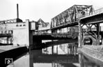 Die Hochbahnstrecke der Berliner U-Bahn überquert den Landwehrkanal zwischen dem Tempelhofer- (links) und dem Halleschen-Ufer (rechts) kurz vor der Station Möckernbrücke. Die U-Bahn musste hier hochgeführt werden, um die darunter verlaufende Eisenbahnstrecke der Anhalter Bahn zu überqueren. Der U-Bahn-Zug fährt auf der Kleinprofil-Linie B von Ruhleben nach Warschauer Brücke. Der Fahrschein kostete 1959 nur 30 Pf. Darunter befindet sich die Eisenbahnbrücke der Anhalter Bahn mit dem Stellwerk "Ahb" des ehemaligen Anhalter Bahnhofs. Unter dem Kanal liegt der Nord-Süd-Tunnel der S-Bahn, der 1945 von der SS gesprengt wurde. Die Brücke der Anhalter Bahn wurde im 2. Weltkrieg nur teilweise zerstört, der planmäßige Fernverkehr zum Anhalter Bahnhof endete jedoch am 18. Mai 1952. Danach wurden die verbliebenen Brücken nur noch für Betriebsfahrten genutzt. 1972 wurde die Eisenbahnbrücke über den Landwehrkanal ausgehoben und verschrottet. Heute befindet sich linker Hand das Technikmuseum. Auf den alten Widerlagern der Eisenbahnbrücke zum Anhalter Bahnhof wurde 2001 ein Fußgänger- und Radfahrer-Steg gesetzt, der "Anhalter Steg". Der Fotograf steht auf der Möckernbrücke und fotografiert eines der beliebtesten Verkehrsmotive Berlins.  (04.1959) <i>Foto: Jürgen Hagemann</i>
