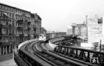 Ein U-Bahn-Zug bestehend aus AI-Trieb- und -Beiwagen verlässt die Station Schlesisches Tor, wird sogleich die Spree auf der Oberbaumbrücke queren und die Endstation der Linie B Warschauer Brücke erreichen. Der hintere AI-Wagen mit der Nummer 140 ist der erste Wagen der 13. Lieferung im Jahr 1913. (04.1960) <i>Foto: Jürgen Hagemann</i>