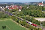 185 216 hat mit einem KLV-Zug soeben den Bahnhof Donauwörth verlassen und fährt über die Donaubrücke südwärts. Rechts oben ist das um 1040 gegründete Kloster Heilig Kreuz zu sehen, eine ehemalige Abtei der Benediktiner. (23.09.2026) <i>Foto: Joachim Schmidt</i>