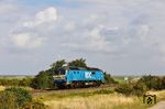 Zweimal blieb in der 35. Woche 2026 ein RDC-Autozug wegen Lokschadens einer 247 auf/am Hindenburgdamm liegen. Am 29.08. wurde RDC 2700-07 als dringliche Hilfslok angefordert, die hier "auf dem falschen Gleis" von Klanxbüll über den Hindenburgdamm nach Morsum fährt. Von dort ging es mit einem Befehl 6 (Fahrt auf Sicht) mit maximal 40 km/h zurück bis kurz vor die Einfahrt nach Klanxbüll, wo der liegengebliebene Zug stand. Die Fahrt der Lok über den Hindenburgdamm dauerte so gefühlt gute 30 Minuten. (29.08.2026) <i>Foto: Joachim Bügel</i>
