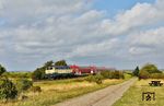 218 330 schiebt den RE 11081 nach Husum östlich von Morsum vorbei. (29.08.2026) <i>Foto: Joachim Bügel</i>
