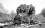 Eine Spur unvollständig verbrannten Öls hinterlässt 95 0027 vor P 18004 bei der Durchfahrt durch Blechhammer. (03.1978) <i>Foto: Burkhard Wollny</i>