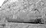 95 0045 mit dem P 18003 "Am Bohlen" bei Saalfeld (Saale). Die Felswand ist ein 800 Meter langer und 100 Meter hoher geologischer Aufschluss im Saaletal zwischen den Ortschaften Köditz und Obernitz. Aufgeschlossen sind in dem geologischen Profil gefaltete Gesteine des Mitteldevons bis Unterkarbons, die von jüngeren Sedimenten des Perm diskordant überlagert werden (Klugscheißermodus aus). (11.1978) <i>Foto: Burkhard Wollny</i>