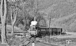 Nach dem Kopfmachen in Lauscha (Thür) ging es für 95 0045 die Reststrecke bis Sonneberg (Thür) rückwärts am P 18003 weiter. Im Steinachtal wird der Zug in Kürze Blechhammer erreichen. (11.1978) <i>Foto: Burkhard Wollny</i>