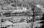 Im Bahnhof Blechhammer (Thür) gab es planmäßig die Kreuzung zwischen dem P 18003 nach Sonnberg (Thür) und dem Gegenzug P 18004 nach Saalfeld (Saale). Deshalb wurde nun auf den bergfahrenden P 18004 mit 95 0028 gewechselt, der gleich Lauscha (Thür) erreichen wird. (11.1978) <i>Foto: Burkhard Wollny</i>