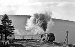 Nach dem Kopfmachen in Lauscha hat 95 0028 mit P 18004 den Berg Teufelsholz umrundet und rund 100 Höhenmeter gewonnen. Gleich wird Oberlauscha erreicht. (11.1978) <i>Foto: Burkhard Wollny</i>