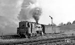 95 0028 fährt mit P 18004 nach Saalfeld (Saale) am fahrtzeigenden Einfahrsignal von Ernstthal am Rennsteig vorbei, mit 769 Metern der höchste Punkt der Strecke. Das Gleis im Vordergrund ist die Stichstrecke nach Neuhaus am Rennweg. (11.1978) <i>Foto: Burkhard Wollny</i>