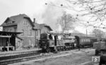 95 0028 fährt in Schmiedefeld (b Probstzella) ein. Von hier aus benötigt der P 18004 bis Gräfenthal nur noch gute Bremsen, da die Strecke in ein Gefälle von bis zu 33 Promille übergeht. (11.1978) <i>Foto: Burkhard Wollny</i>