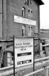 Erstaunlicherweise suchte das Bw Saalfeld (Saale) noch im Sommer 1980 Lokheizer, obwohl das Ende der Dampflok auch hier längst eingeläutet war. Wie so oft in der sozialistischen Planwirtschaft konnte die Realität mit den Plänen nicht mithalten, und der Dampfbetrieb hielt sich noch sechs weitere Jahre. Die Parole am Haus weist auf den 10. Parteitag der SED hin. Im April 1981 bestätigten 2700 Delegierte und das Zentralkomitee der SED Erich Honecker erneut einstimmig als Generalsekretär. Es wurde ein Fünfjahrplan bis 1985 beschlossen, mit dem Ziel eines Wirtschaftswachstums von 28 bis 30 Prozent! Doch dann drehte der 'große Bruder' den Ölhahn zu... (08.1980) <i>Foto: Burkhard Wollny</i>