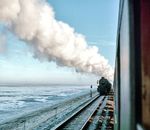 Wegen des damals noch eingleisigen Hindenburgdamms wartet 012 092 mit E 2109 nach Hamburg-Altona an der Blockstelle Hindenburgdamm die Durchfahrt des 012 geführten E 2102 nach Westerland (Sylt) ab. Das Wattenmeer führt in der Vorweihnachtszeit sogar eine leichte Eisschicht. (23.12.1971) <i>Foto: Ulrich Hesse</i>