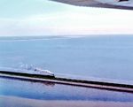 Für ein spektakuläres Bild einer 012 auf dem Hindenburgdamm ging so mancher in die Luft - 1972 gab es noch keine Drohnen. Der Flug kostete damals noch bezahlbare 60 DM, soviel wie eine Fahrt über den Hindenburgdamm per Autozug. Für den Flugzeugführer war es dennoch nicht einfach, die Cessna punktgenau über die Züge zu steuern. Hier ist der E 2106 mit einer 012 in Höhe der Blockstelle Hindenburgdamm unterwegs.  (22.05.1972) <i>Foto: Ulrich Hesse</i>
