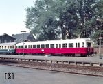 Triebwagen T 2 (Esslingen, Baujahr 1956) hat Kurswagen aus Dagebüll Mole nach Niebüll gebracht. Dort werden sie auf einen Schnellzug nach Köln übergehen. Am 2. November 2025 wurde auch diese letzte in Deutschland bestehende Kurswagenverbindung eingestellt. (07.1981) <i>Foto: Ulrich Hesse</i>