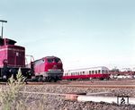 Im Bahnhof Niebüll treffen regelmäßig Fahrzeuge der DB und der Nordfriesischen Verkehrsbetriebe AG (NVAG) aufeinander. Im Jahr 1981 waren es 218 144 und 260 286 und der T 3 der NVAG. (07.1981) <i>Foto: Ulrich Hesse</i>