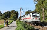 Beim Sonntagsspaziergang trifft 147 568 mit IC 2048 (Dresden - Köln) bei Solingen-Ohligs auf die "Gassi-gehen-Fraktion". (04.10.2026) <i>Foto: Joachim Bügel</i>