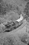 Der Sonderzug mit der mittlerweile auf alte Nummer umgezeichneten 38 2383 (und Schlusslok 50 3061) bei Daun. (04.06.1972) <i>Foto: Wolfgang Bügel</i>
