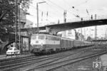 112 309 vom Bw Dortmund Bbf fährt mit dem D 532 aus Westerland (Sylt) ohne Halt durch den Bahnhof Wuppertal-Oberbarmen. Eigentlich wurde auf einen Meßzug des BZA Minden (Westf) gewartet, der mit einer Vorserien-103 bespannt sein sollte. Glücklicherweise stand damals rechts neben dem Fotografen eine ebenerdige Behelfsbude auf dem Bahnsteig, die das Stellwerk "Rf" nach einer Kriegszerstörung ersetzte. Ein freundlicher Stellwerker gab dann die Information weiter, dass der Meßzug unterwegs wäre. So ging es dann schnellstens aufs Fahrrad. (08.06.1972) <i>Foto: Joachim Bügel</i>