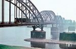 03 1060 fährt mit E 851 nach Venlo über die Hammer Rheinbrücke zwischen Düsseldorf und Neuß. (05.1964) <i>Foto: Rolf Hahmann</i>