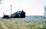 Die Lindauer 18 629 passiert mit E 766 (München - Memmingen - Sigmaringen) einen Schrankenposten westlich von Memmingen. (05.1964) <i>Foto: Rolf Hahmann</i>