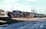 38 2400 (Bw Ulm) fährt mit dem Lr 36333 über den Bahnübergang an der Heiligenbergstraße in Friedrichshafen-Fischbach ein. Der Vollzug P 1333 fuhr anschließend ab Friedrichafen-Fischbach nach Ulm Hbf. (03.1965) <i>Foto: Rolf Hahmann</i>