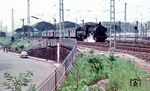 Am Tag der Aufnahme des elektrischen Betriebs zwischen Mönchengladbach, Düsseldorf, Wuppertal und Hagen verlässt 38 3444 (Bw Düsseldorf Abstellbf) letztmalig vor E 4717 nach Iserlohn den Hauptbahnhof in Mönchengladbach. Im Hintergrund steht der Eröffnungs-Sonderzug. (29.05.1964) <i>Foto: Rolf Hahmann</i>