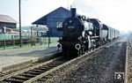 38 3831 (Bw Lindau) trifft mit P 1333 (Memmingen - Leutkirch - Lindau) in dem heute aufgelassenen Bahnhof Gebrazhofen ein.  (05.1964) <i>Foto: Rolf Hahmann</i>