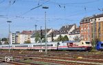 An der Häuserzeile der Werderstraße in der Mainzer Neustadt sind es noch 1000 m bis zum planmäßigen Halt in Mainz Hbf für die Abschiedsfahrt des IC 1 (IC 111 "Rheinblitz") mit 101 110. (07.10.2026) <i>Foto: Roland Hackl</i>