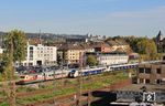 Letztmalig ging am 7. Oktober 2026 ein lokbespannter IC 1 "über die Wupper". Hier fährt der Abschiedszug IC 111 "Rheinblitz" mit 101 110 durch Wuppertal-Steinbeck. Dabei kam ihm die RB 17326 nach Wuppertal-Oberbarmen mit NX 442 657 in die Quere. Der Begriff "über die Wupper gehen" bedeutet, dass jemand stirbt, etwas kaputtgeht oder ein Betrieb pleitegeht. Das Passende kann sich nun jeder aussuchen. (07.10.2026) <i>Foto: Wolfgang Bügel</i>