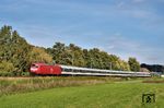 Zwischen dem 4. September und dem 30. Oktober 2026 fanden Bauarbeiten zwischen Duisburg Hbf und Essen Hbf statt. Um für die Pendler zwischen Düsseldorf und Essen eine Verkehrsverbindung ohne Schienenersatzverkehr zu ermöglichen, bestellte der Verkehrsverbund Rhein-Ruhr (VRR) bei der TRI Train Rental GmbH Zugleistungen auf der sonst nur noch im S-Bahn-Betrieb genutzten direkten Strecke von Düsseldorf Hbf über Kettwig nach Essen Hbf. TRI 145 097 ist hier mit dem Ersatzverkehrszug RE 28088 nach Düsseldorf Hbf bei Kettwig unterwegs. (04.10.2026) <i>Foto: Zeno Pillmann</i>