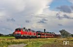 Die einstündige Verspätung des ICE 2310 führte an diesem Tag dazu, dass auch alle anderen Züge aus Niebüll verspätet wurden. So erschien der Autozug AS 1442 mit 218 390 und 218 385 bei Morsum wie selbstverständlich wieder ohne Sonne. (31.08.2026) <i>Foto: Joachim Bügel</i>