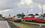 218 330 schiebt die RE 11065 nach Niebüll aus dem Bahnhof Westerland (Sylt). Daneben steht 245 024 vor AS 1419. Den Zug sollte erneut das 218-Pärchen 218 385 und 218 390 bespannen, es war aber schon wieder aus dem Umlauf genommen worden. (01.09.2026) <i>Foto: Joachim Bügel</i>