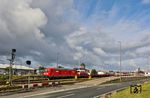 245 024 vor AS 1419 nach Niebüll in der Autozugverladeanlage in Westerland (Sylt). Betreiber sind die DB Fernverkehr AG unter der Marke „Sylt Shuttle“. (01.09.2026) <i>Foto: Joachim Bügel</i>