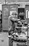 Seltene Einblicke in die Arbeitswelt des Reichsbahnausbesserungswerks „Deutsch-Sowjetische Freundschaft“ Görlitz dokumentierte Heiko Kußmann Mitte der 1980er Jahre. Hier wird in der Lagerwerkstatt an einer Achslagerschale gearbeitet. (30.07.1985) <i>Foto: Heiko Kußmann</i>