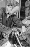 Einstellen einer Industriedrehbank der Union-Werke Mittweida aus den 1930/40er Jahren im Raw Görlitz. Die Drehbank war trotz ihres Alters bekannt für ihre Präzision.  (30.07.1985) <i>Foto: Heiko Kußmann</i>