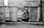 In Zeiten, in denen das Wort "Recycling" noch ein Fremdwort war, ließ die DDR-Mangelwirtschaft nichts umkommen. So werden hier im Raw Görlitz Bretter zur Wiederverwendung entnagelt.  (30.07.1985) <i>Foto: Heiko Kußmann</i>