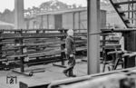 Das Rohrlager des Raw Görlitz in Schlauroth. Am 8. September 1955 wurde dem Raw der Ehrenname "Deutsch-Sowjetische Freundschaft" verliehen. Zu dieser Zeit besserte das Raw jährlich etwa 200 Schmalspurlokomotiven aus. Durch die Stilllegung zahlreicher Schmalspurstrecken sank in den 1970er Jahren die Anzahl der ausgebesserten Lokomotiven auf 120 Stück pro Jahr. So übernahm das Raw weitere Aufgaben, wie die Aufarbeitung von Transportwagen für die Schmalspurloks, Wiederherstellung von rollbaren Kleincontainern für den Haus-zu-Haus-Güterverkehr oder die Ausbesserung von Dampfspeicherlokomotiven für die Industrie. (30.07.1985) <i>Foto: Heiko Kußmann</i>