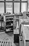 Arbeitsplatz zur Bearbeitung von Schrauben im Raw Görlitz. Alles wirkt wie aus der Zeit gefallen. Das Inventar des Werkes wurde 1945 zwar teilweise demontiert, im gleichen Jahr konnten aber bereits wieder 23 Lokomotiven und zahlreiche Güterwagen aufgearbeitet werden. Seitdem scheint sich an der Ausstattung nicht viel geändert zu haben. (30.07.1985) <i>Foto: Heiko Kußmann</i>