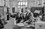 Die Ringdreherei im Raw Görlitz. Die DDR verstand sich als Arbeiter- und Bauernstaat. Arbeit sollte im Sinne des Sozialismus eine wesentliche Rolle im Leben eines jeden Menschen einnehmen. Anders als im Kapitalismus ging es nicht darum, für andere zu schuften, nämlich für den Besitzer der Fabrik. Weil die Fabriken dem Staat und somit allen gehörten, arbeitete man sozusagen für sich selbst. Anspruch und Realität klafften aber auseinander: Die Planwirtschaft diktierte, welche Berufe benötigt wurden, und wer sich nicht ins sozialistische System einfügen wollte, hatte kaum eine Chance, seinen eigenen Weg zu gehen. Obwohl die DDR-Verfassung jedem Bürger das Recht auf Arbeit garantierte, war die Berufswahl oft eine Farce. Die angebliche "Chancengleichheit" war eine Illusion, denn politische Zuverlässigkeit und Anpassung waren wichtiger als individuelle Fähigkeiten und Interessen. Die staatliche Lenkung der Berufswahl war ein wichtiges Thema im Schulalltag. Der Bedarf für die Betriebe wurde jährlich neu bestimmt und an die Schulen und ihre Berufsberatungslehrer weitergegeben. 1985 gaben in einer Umfrage des Zentralinstituts für Jugendforschung Leipzig nur 41 Prozent der Befragten an, dass sie ihren Wunschberuf erlernen konnten. (30.07.1985) <i>Foto: Heiko Kußmann</i>