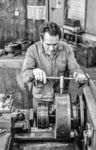 Bearbeitung des Schieberkörpers eines Trofimoff-Schiebers in der Drehbank. Es fällt auf, dass im Werk Görlitz keine der sonst üblichen sozialistischen Parolen aushingen. Die offizielle Slogans der SED waren in der DDR eigentlich überall an Hauswänden oder Betrieben zu finden. (30.07.1985) <i>Foto: Heiko Kußmann</i>