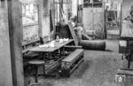 Pausenplatz im Raw Görlitz, der interessanterweise nicht von der übrigen Werkhalle abgetrennt war. Man frühstückte also im Dreck und Staub der Produktionsstätte. (30.07.1985) <i>Foto: Heiko Kußmann</i>