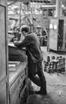 Ein Mitarbeiter beim Erstellen eines Meßprotokolls im Raw Görlitz. (30.07.1985) <i>Foto: Heiko Kußmann</i>