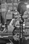An der Radsatzdrehbank im Raw Görlitz. Im Zeichen der "Ostalgie" wird heute immer auf die Errungenschaft der Vollbeschäftigung in der DDR hingewiesen. Tatsächlich gab es dort praktisch keine Arbeitslosigkeit wie im Westen. Der Grund lag aber einzig im Hinterherhinken moderner Produktionsstätten, da Maschinen und Anlagen zur Automatisierung fehlten. So benötigte man in der DDR deutlich mehr Arbeitsleistung für die gleiche Produktion wie im Westen. Die Arbeitsproduktivität in DDR lag im Vergleich um mehr als 30 % unter der Leistungsfähigkeit und Arbeitsleistung des Westens. (30.07.1985) <i>Foto: Heiko Kußmann</i>