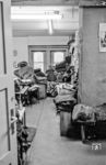 Auch bei der Arbeitskleidung stand im Raw Görlitz der Gesichtspunkt der Reparatur vor dem Wegschmeißen. Der Blick geht in die Schneiderei, die sich offenkundig über mangelnde Arbeit nicht beklagen konnte. (30.07.1985) <i>Foto: Heiko Kußmann</i>