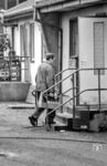 Mit der Milchflaschentrage geht es im Raw Görlitz in die Kantine. Wie man später sehen wird, wurde dort nur zwischen 8.30 und 9.00 Uhr Milch ausgegeben - warum auch immer. Arbeiter, die mit giftigen Stoffen hantierten (z.B. Lagermetall), bekamen Milchmarken, die in der Kantine eingelöst werden konnten. (30.07.1985) <i>Foto: Heiko Kußmann</i>