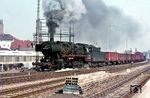 052 174 vom Bw Radolfzell verlässt mit einem Güterzug den Bahnhof Friedrichshafen. (03.1971) <i>Foto: Rolf Hahmann</i>